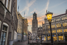 904997 Gezicht op de Stadhuisbrug te Utrecht, tijdens de schemering, met links het Stadhuis, in het midden de Domtoren ...